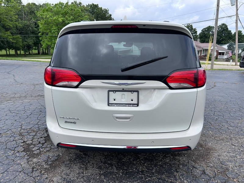 Chrysler Pacifica Vehicle Image 04
