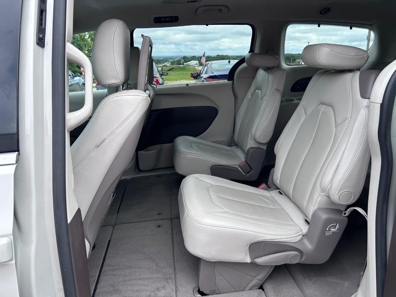 Chrysler Pacifica Vehicle Image 09
