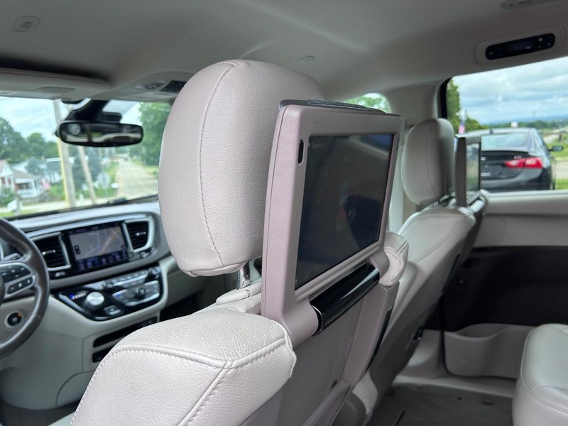 Chrysler Pacifica Vehicle Image 10