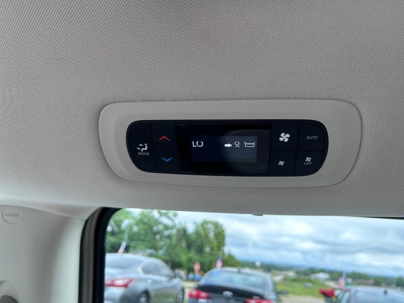 Chrysler Pacifica Vehicle Image 11