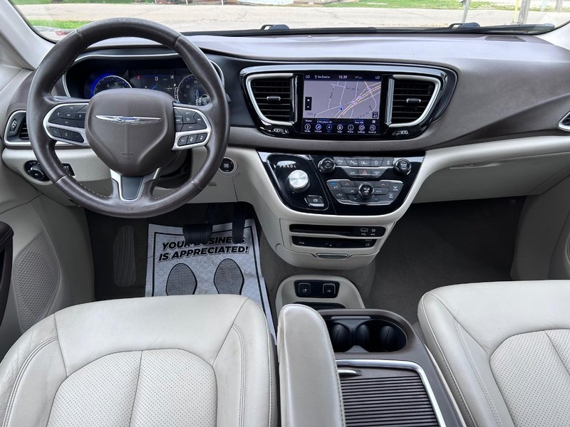 Chrysler Pacifica Vehicle Image 12
