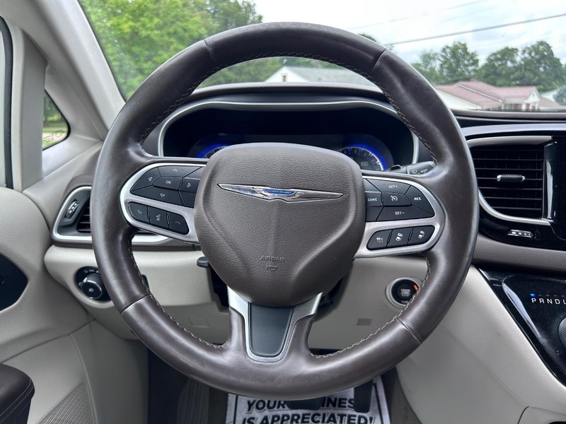 Chrysler Pacifica Vehicle Image 13