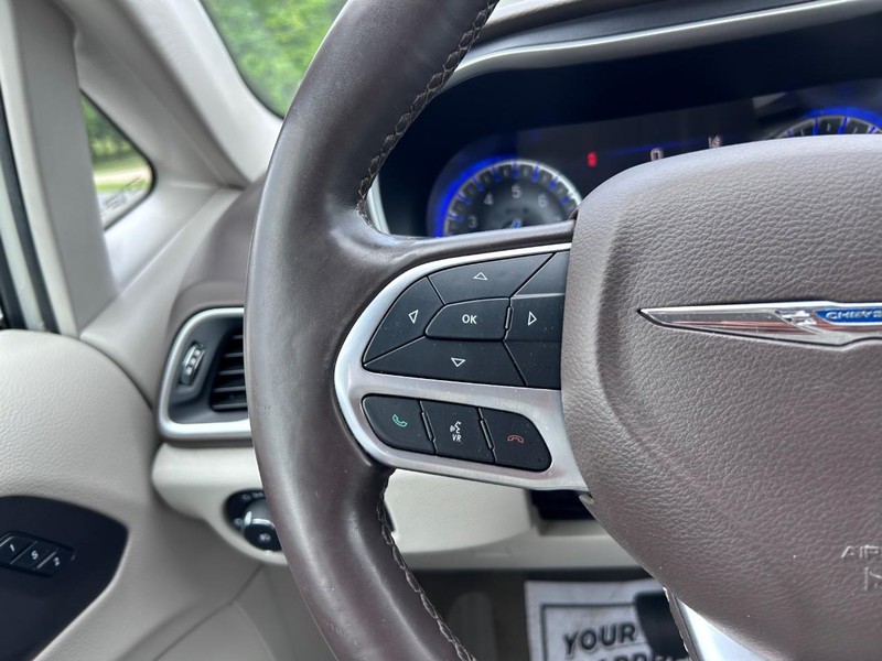 Chrysler Pacifica Vehicle Image 14