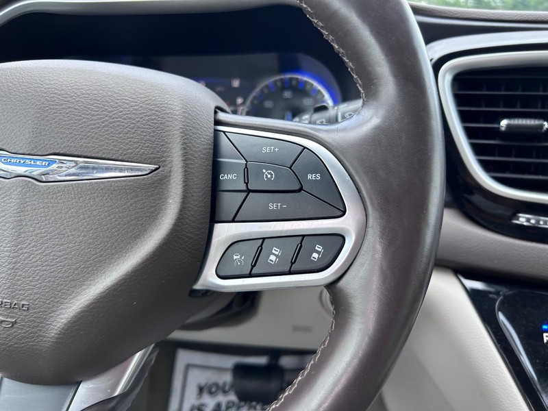 Chrysler Pacifica Vehicle Image 15