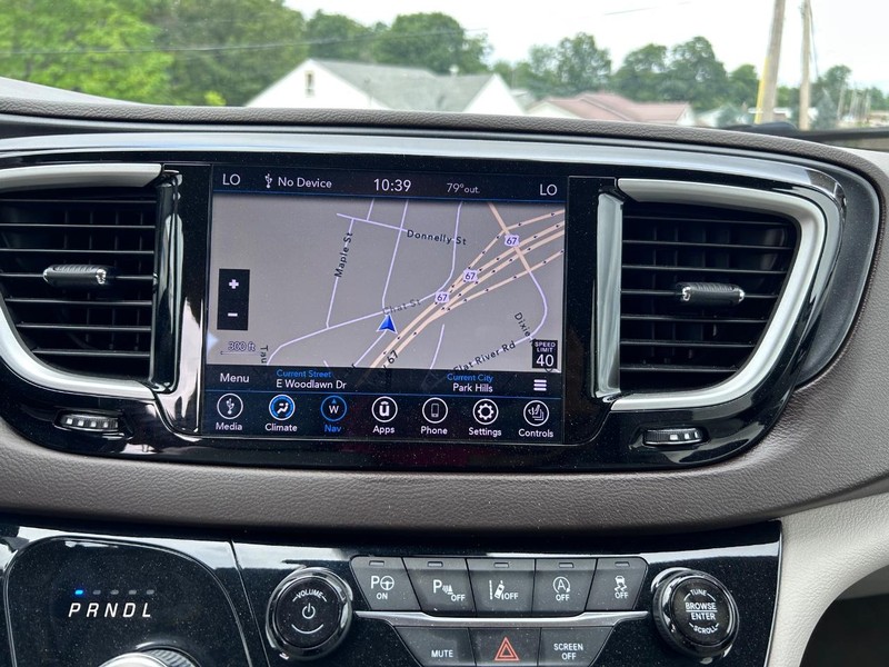 Chrysler Pacifica Vehicle Image 16