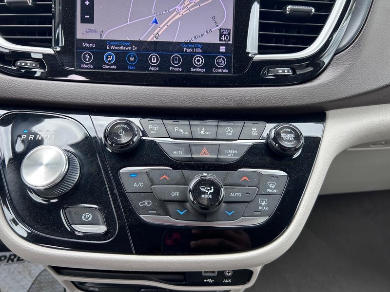 Chrysler Pacifica Vehicle Image 17