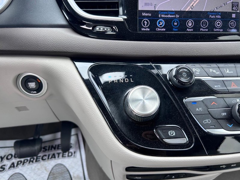 Chrysler Pacifica Vehicle Image 18