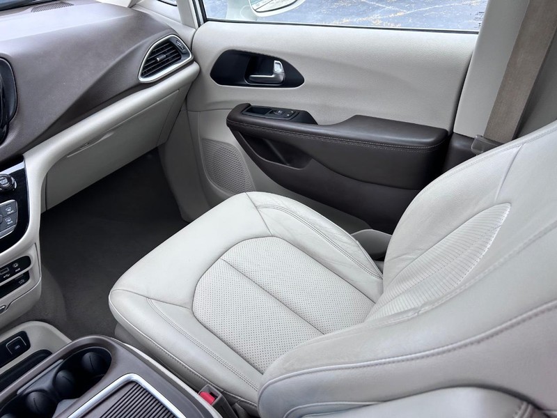 Chrysler Pacifica Vehicle Image 19