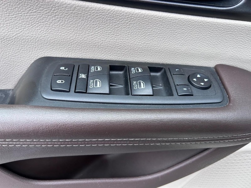 Chrysler Pacifica Vehicle Image 20