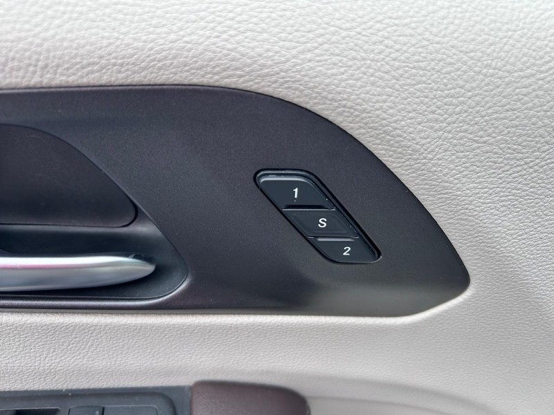 Chrysler Pacifica Vehicle Image 21