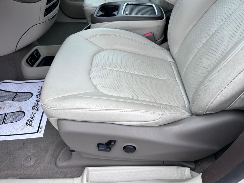 Chrysler Pacifica Vehicle Image 22