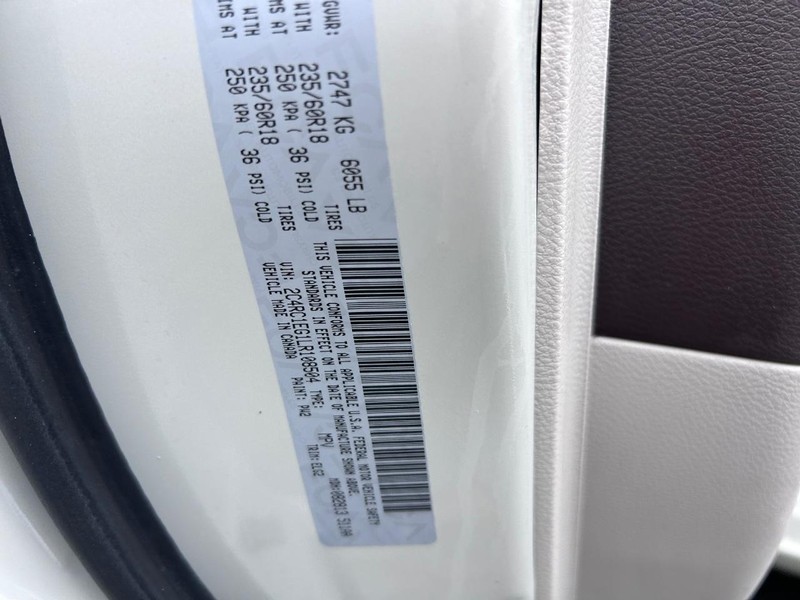 Chrysler Pacifica Vehicle Image 25