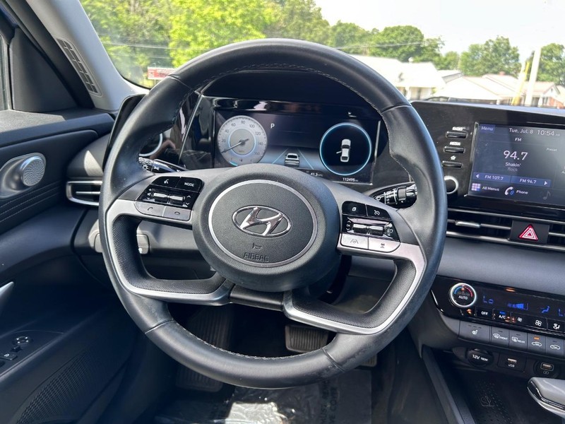 Hyundai Elantra Vehicle Image 09