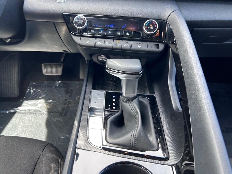 Hyundai Elantra Vehicle Image 14
