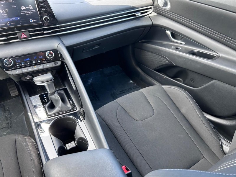 Hyundai Elantra Vehicle Image 15
