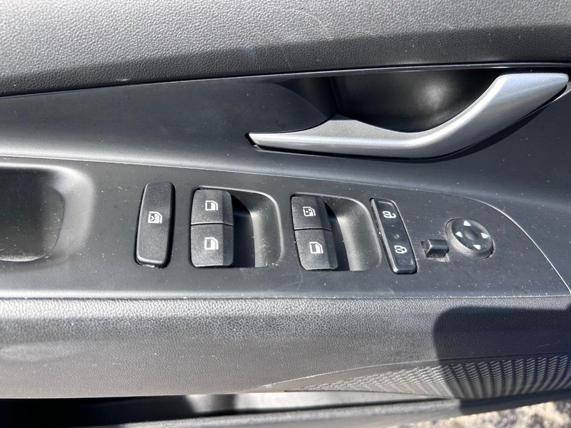 Hyundai Elantra Vehicle Image 16