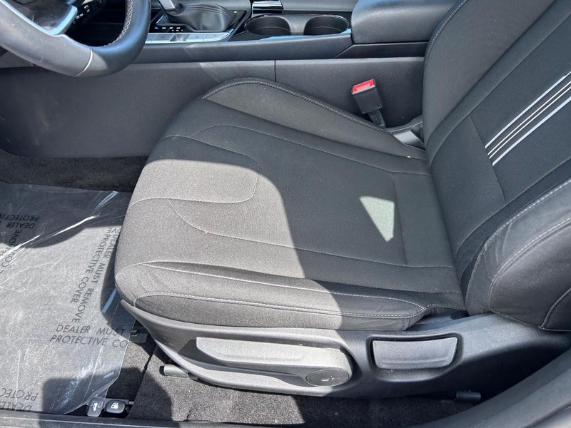 Hyundai Elantra Vehicle Image 17