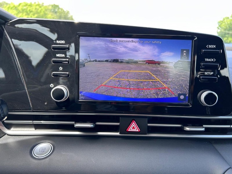 Hyundai Elantra Vehicle Image 19
