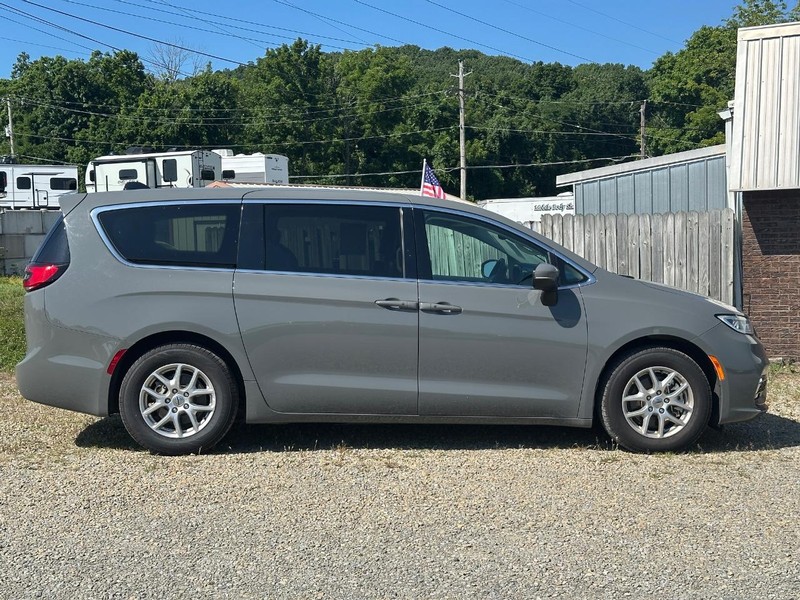 Chrysler Pacifica Vehicle Image 02