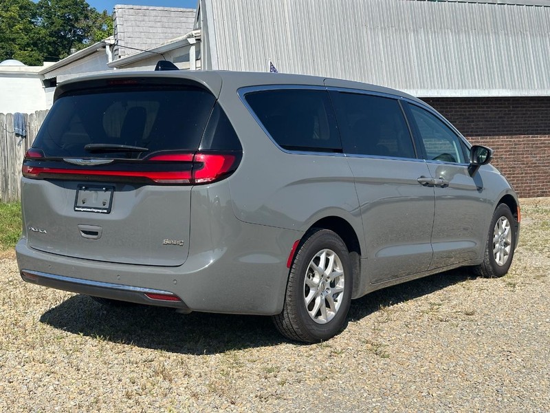 Chrysler Pacifica Vehicle Image 03