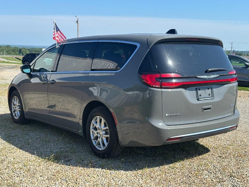 Chrysler Pacifica Vehicle Image 05