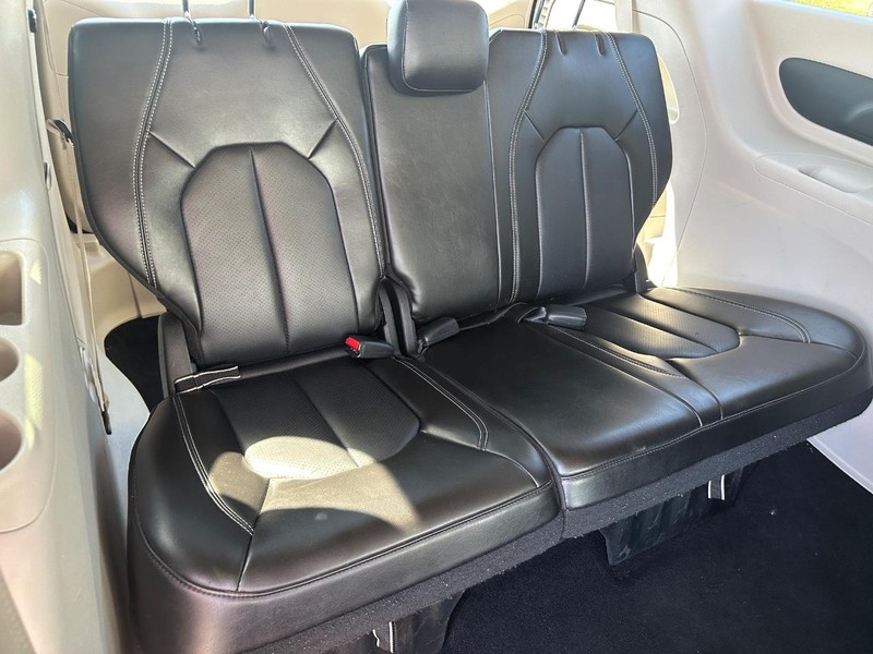 Chrysler Pacifica Vehicle Image 10