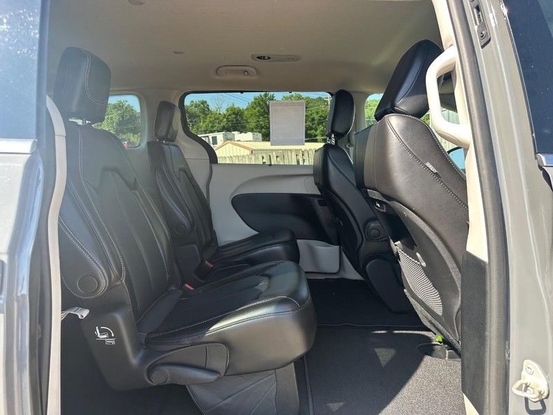 Chrysler Pacifica Vehicle Image 11