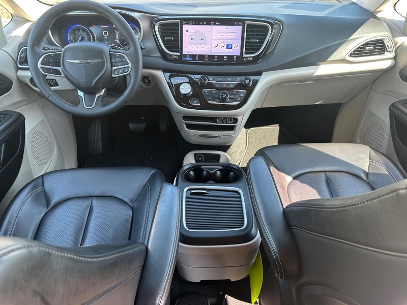 Chrysler Pacifica Vehicle Image 12