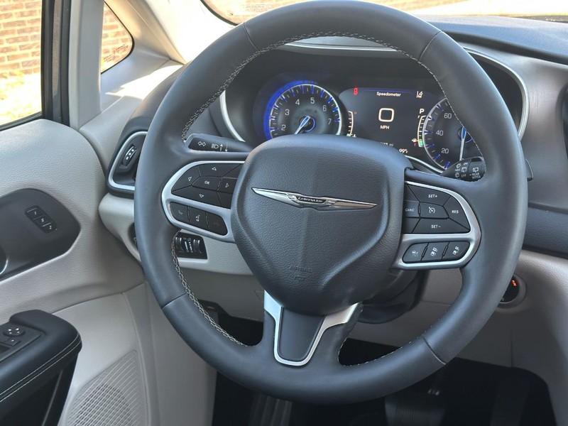 Chrysler Pacifica Vehicle Image 13