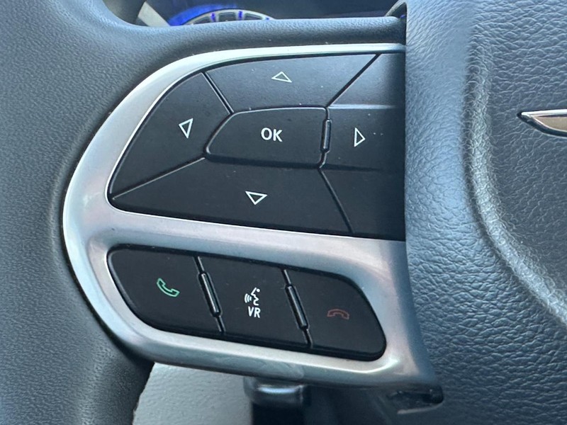 Chrysler Pacifica Vehicle Image 14