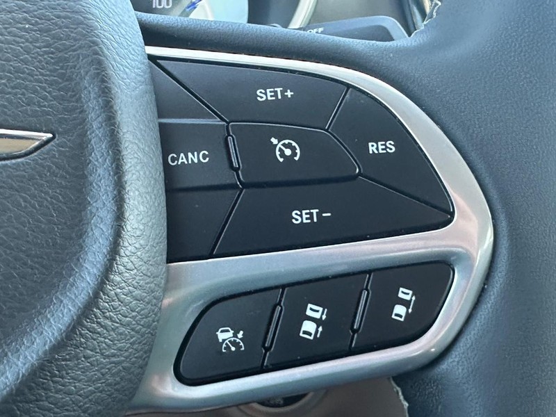 Chrysler Pacifica Vehicle Image 15