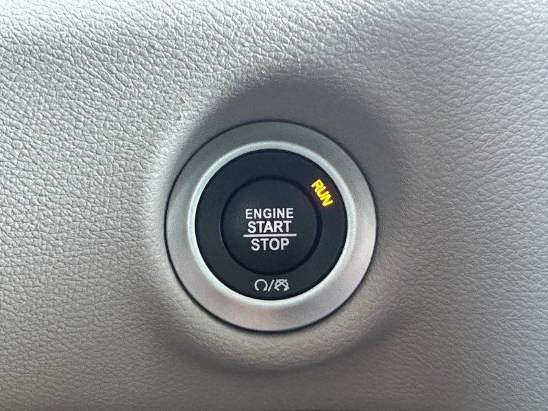 Chrysler Pacifica Vehicle Image 16