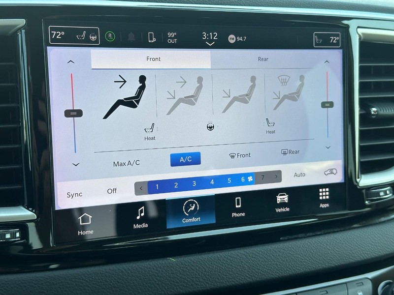 Chrysler Pacifica Vehicle Image 18