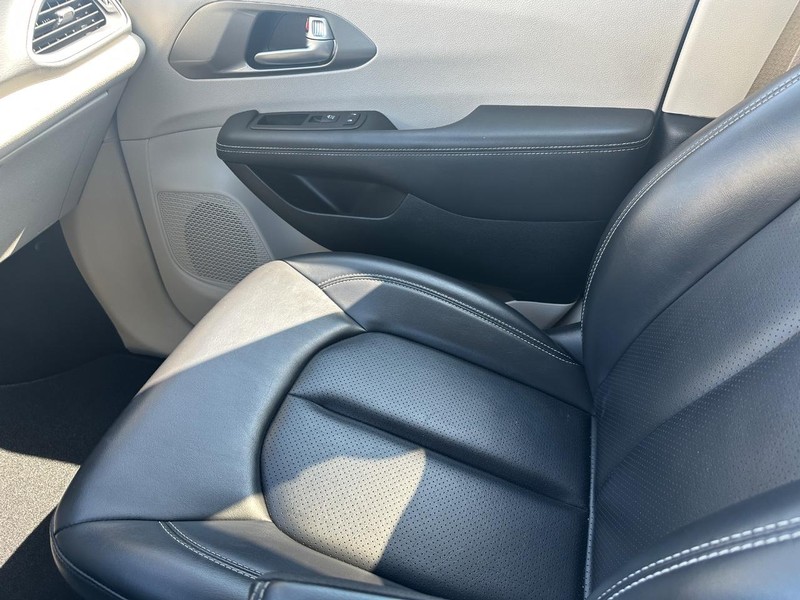 Chrysler Pacifica Vehicle Image 23