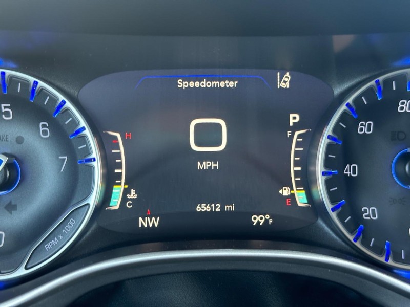 Chrysler Pacifica Vehicle Image 25
