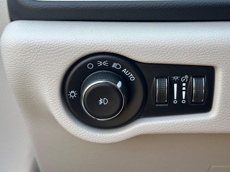 Chrysler Pacifica Vehicle Image 26