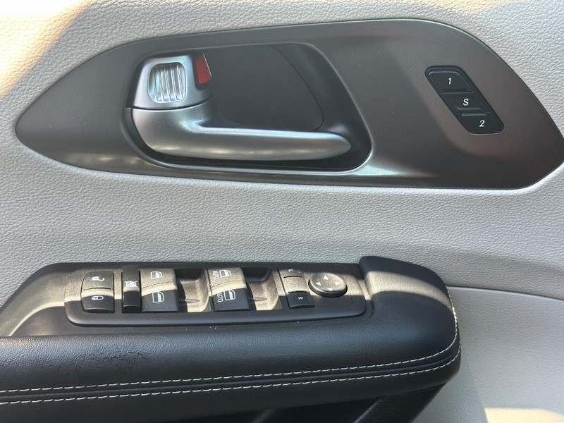 Chrysler Pacifica Vehicle Image 27