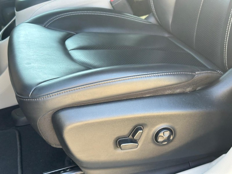 Chrysler Pacifica Vehicle Image 28