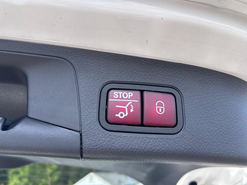 Mercedes-Benz GLA Vehicle Image 06