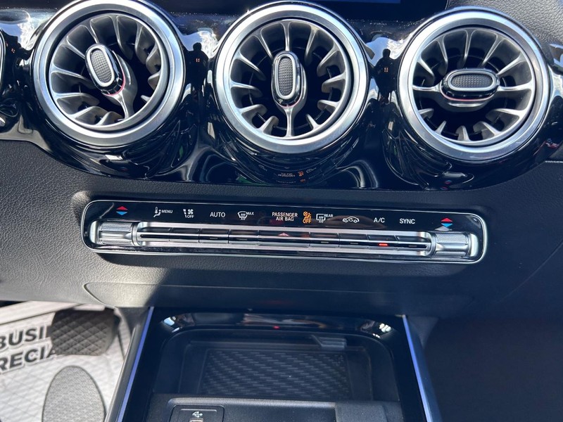 Mercedes-Benz GLA Vehicle Image 17