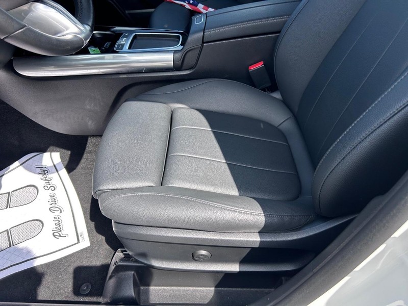 Mercedes-Benz GLA Vehicle Image 21