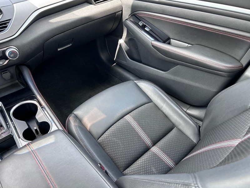 Nissan Altima Vehicle Image 15