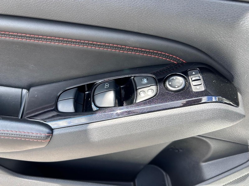 Nissan Altima Vehicle Image 16