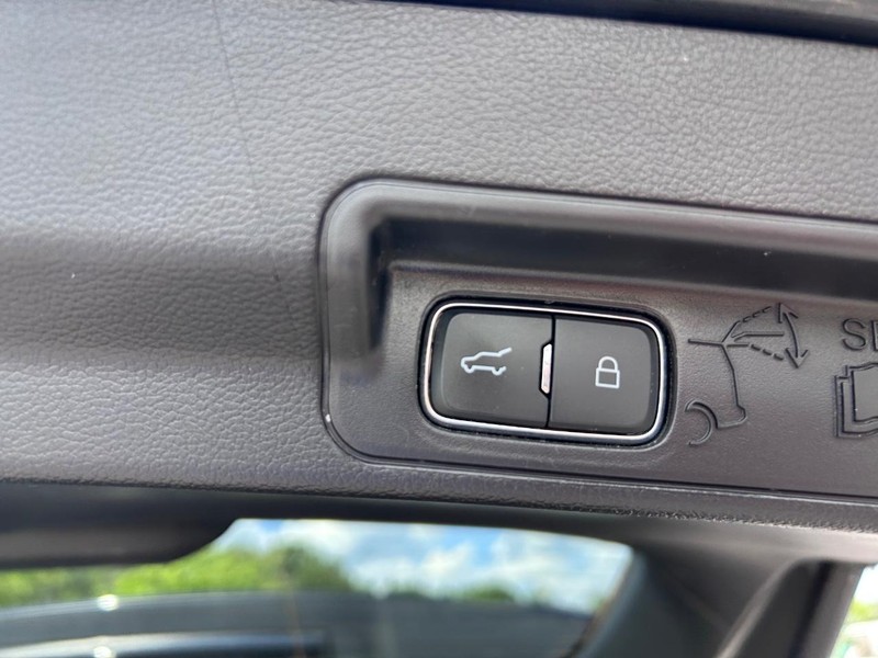 Ford Explorer Vehicle Image 06