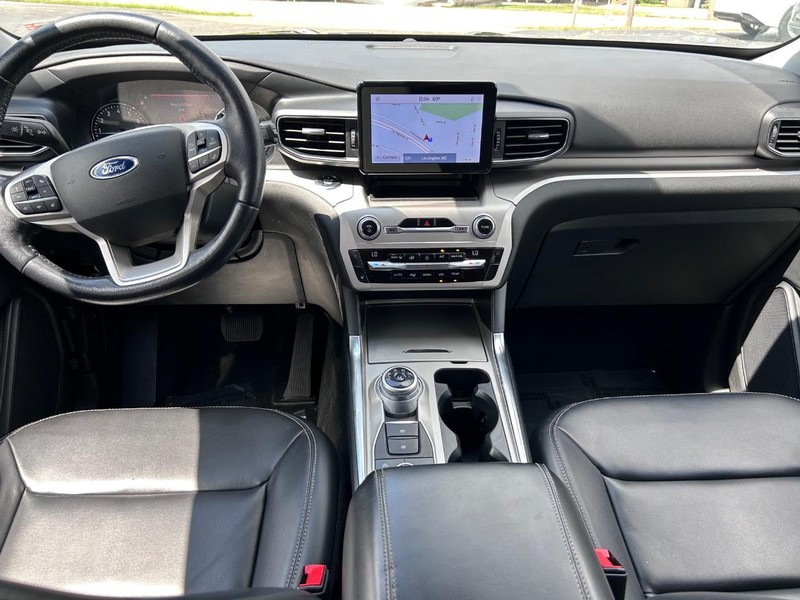 Ford Explorer Vehicle Image 11