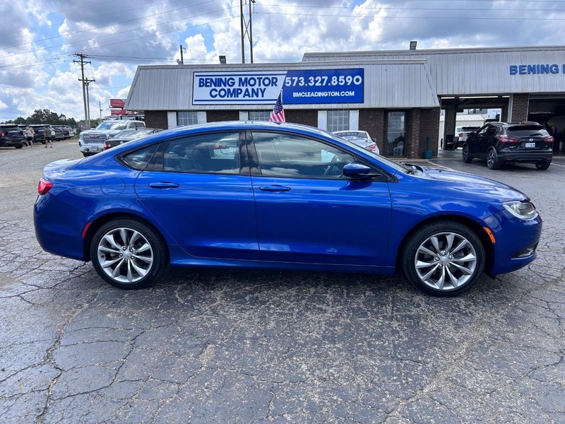 Chrysler 200 Vehicle Image 02