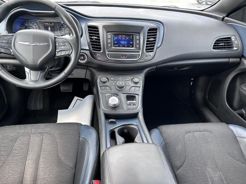 Chrysler 200 Vehicle Image 08
