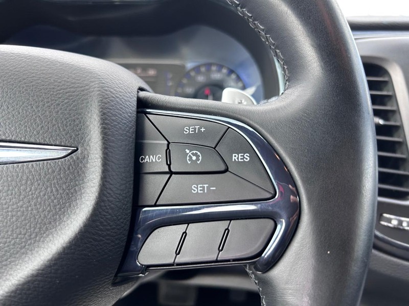 Chrysler 200 Vehicle Image 11