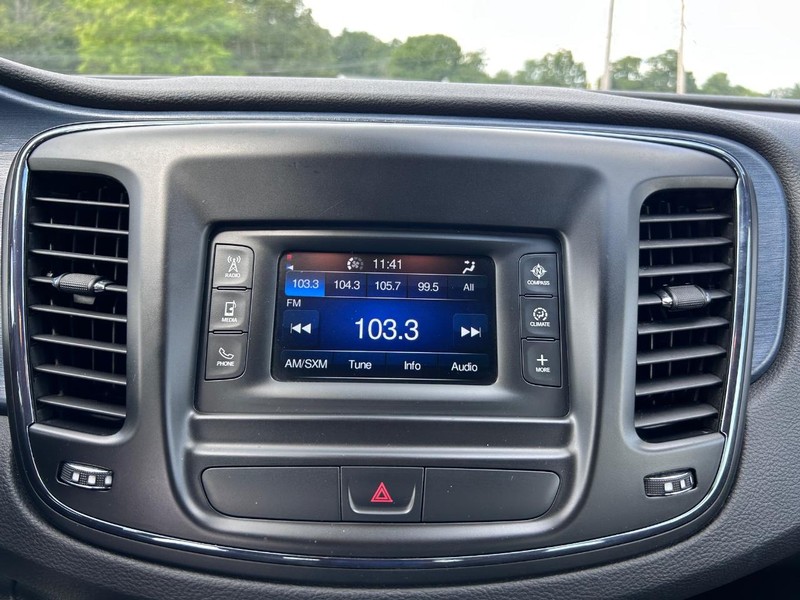 Chrysler 200 Vehicle Image 12
