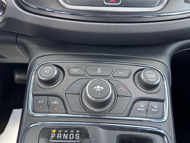 Chrysler 200 Vehicle Image 13